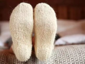 do-you-wear-socks-to-bed?-here’s-what-you-need-to-know