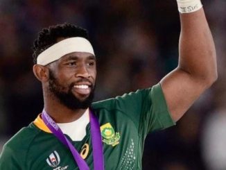 siya-kolisi-confuses-lady-with-a-demand-for-amagwinya-in-paris-(video)
